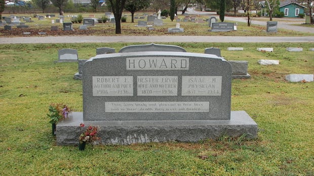 By 0ccam (Robert E Howard family headstone (Flickr)) [CC BY-SA 2.0], via Wikimedia Commons