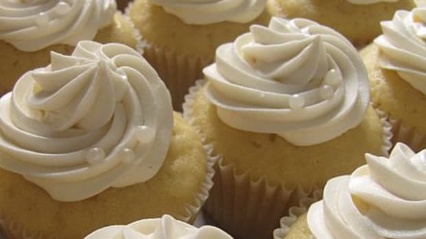 By Clever Cupcakes from Montreal, Canada (Lemon Wedding Cupcakes) [CC BY 2.0], via Wikimedia Commons