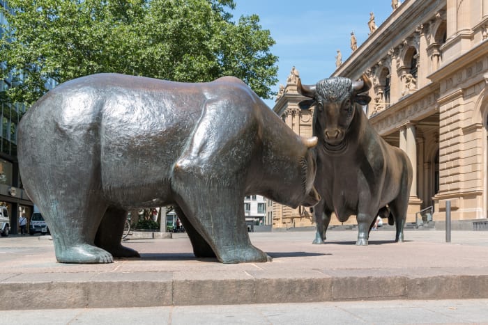 Looking a little sadder than usual. Dietmar Rabich / Wikimedia Commons / “Frankfurt am Main, Skulptur -Bulle & Bär- -- 2015 -- 6763” / CC BY-SA 4.0, via Wikimedia Commons