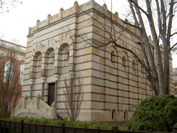 Where David Swensen's secrets are housed. https://commons.wikimedia.org/wiki/File:Yale-scroll-and-key.jpg