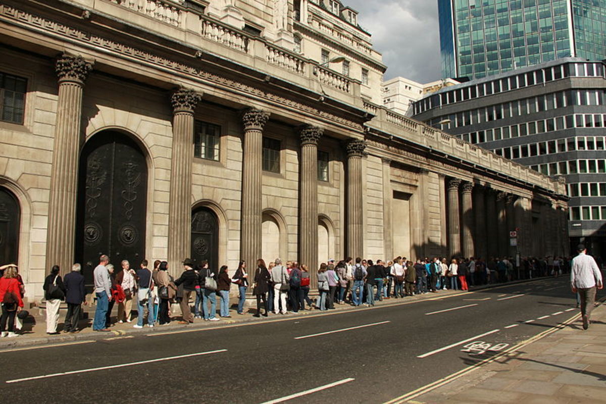 By Cristian Bortes from Cluj-Napoca, Romania (London - Queue at Bank of England) [CC BY 2.0], via Wikimedia Commons