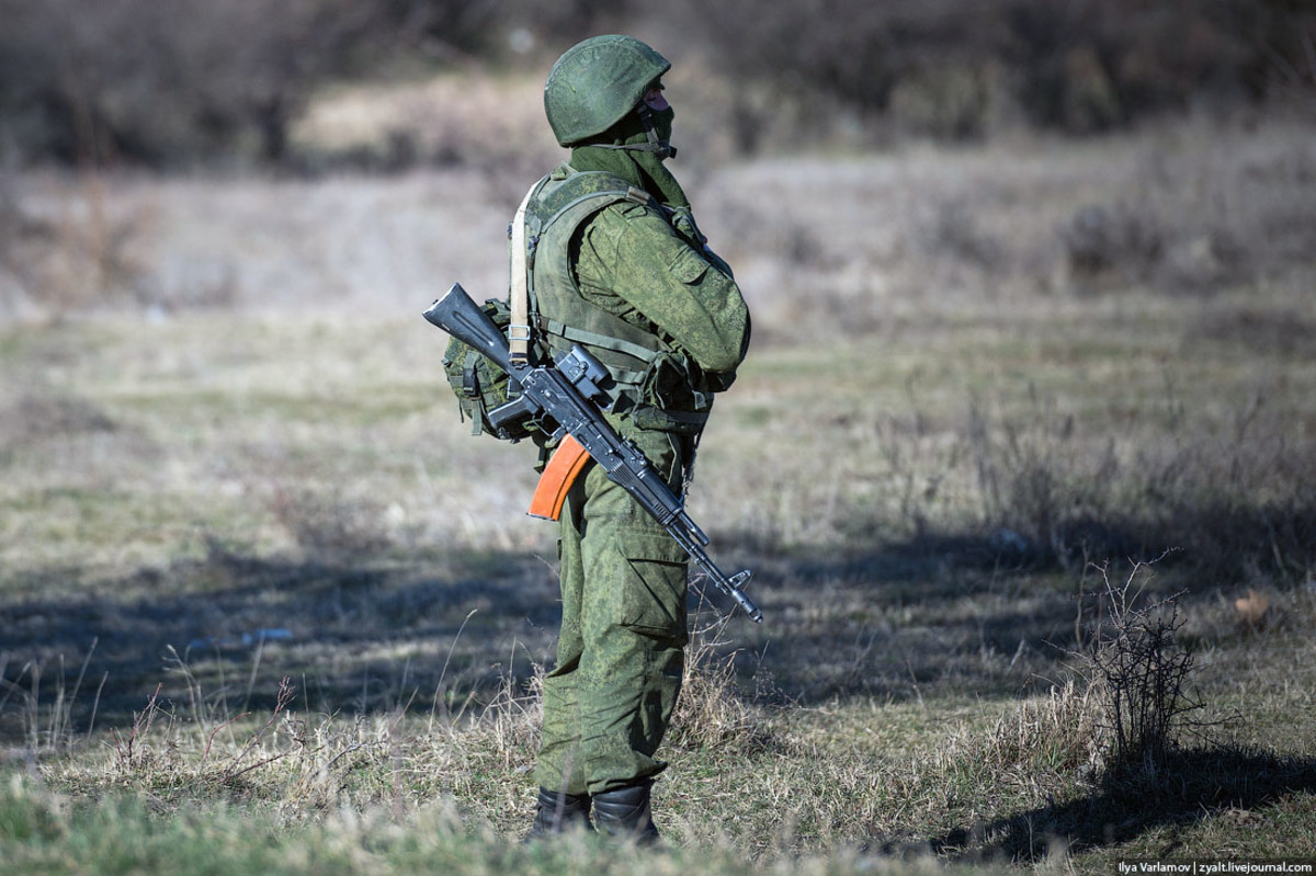 Военные идут. Военный со спины. Российский солдат спиной. Российский военный со спины. Военнослужащий со спины.